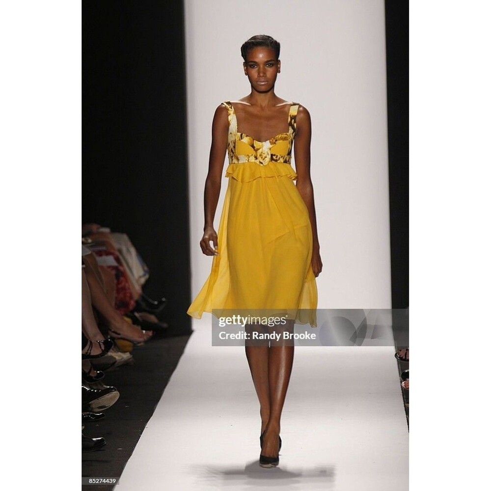 RUNWAY. Carolina Herrera Knee-Length Dress Size: 6 mustard yellow - Picture 7 of 16